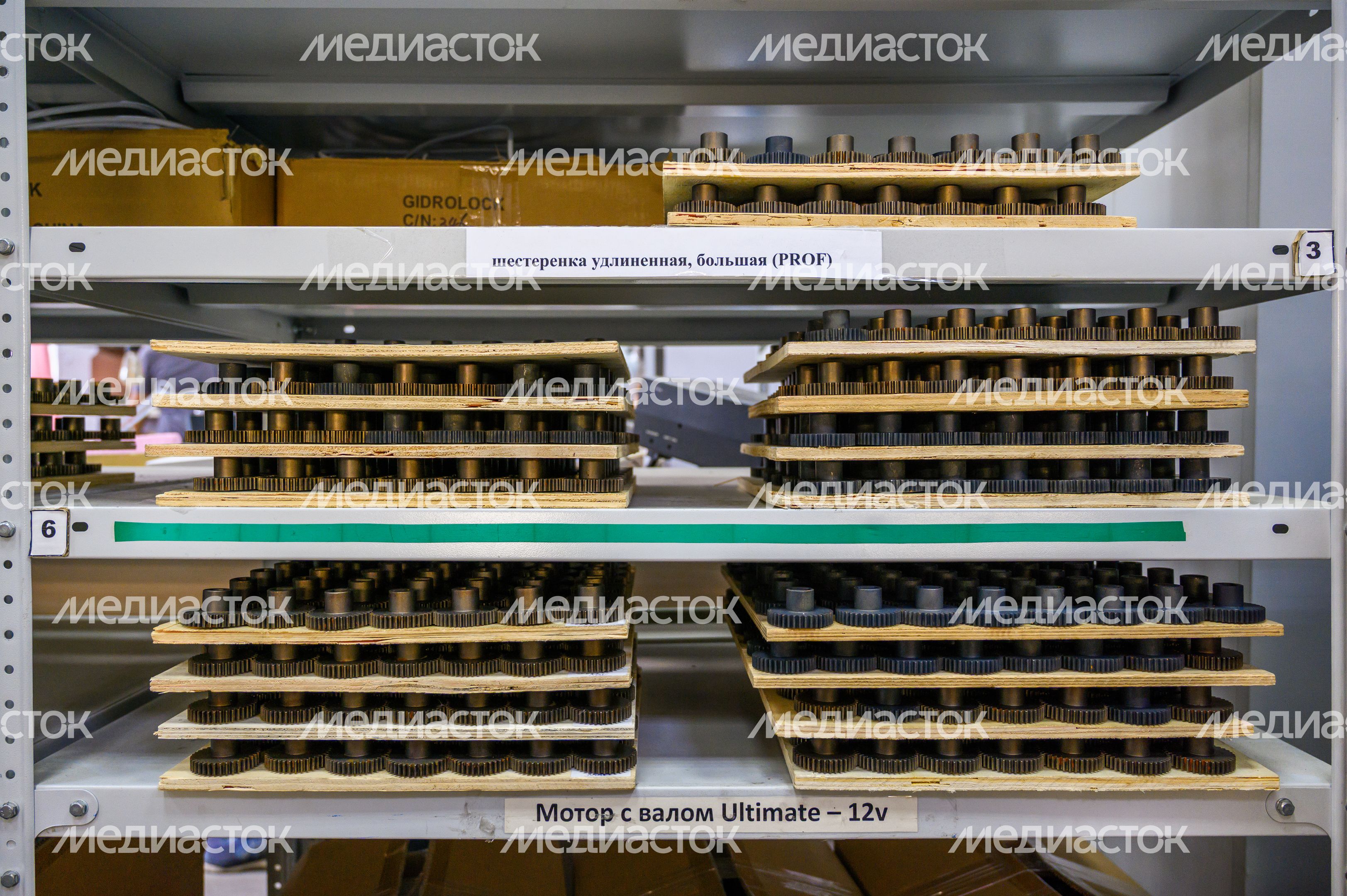 Склад деталей системы защиты от протечек воды Gidrolock в цеху производителя из Мытищ