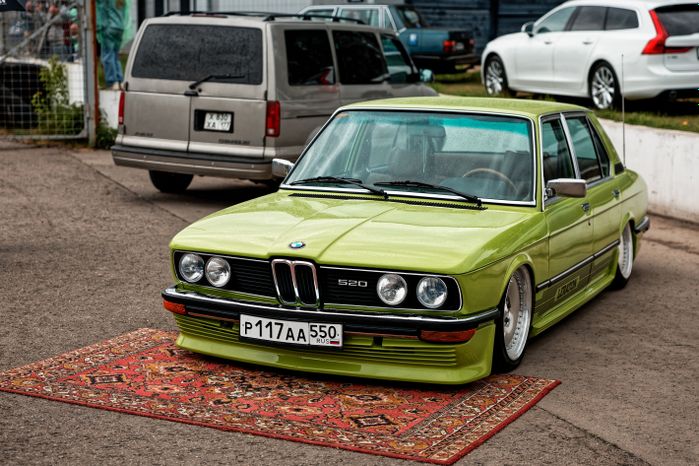 Гонка автомобилей на дрифт-фестивале скорости и драйва Drift Expo Track Mode 2025