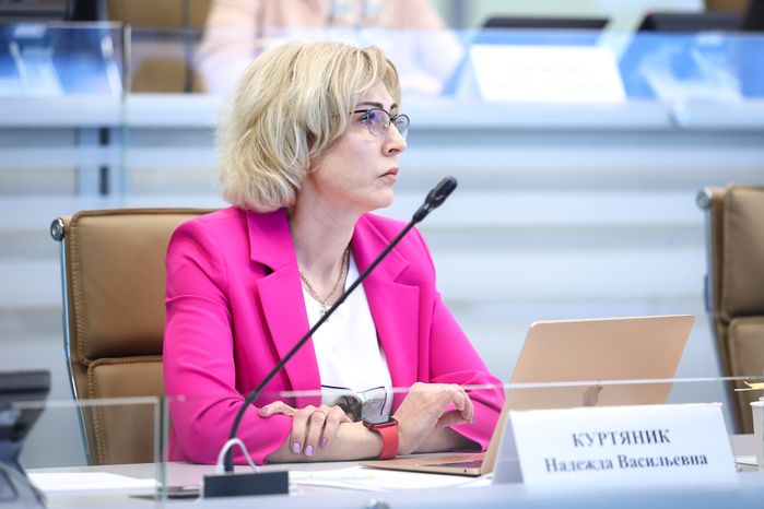 Надежда Куртяник на совещании в Доме правительства МО
