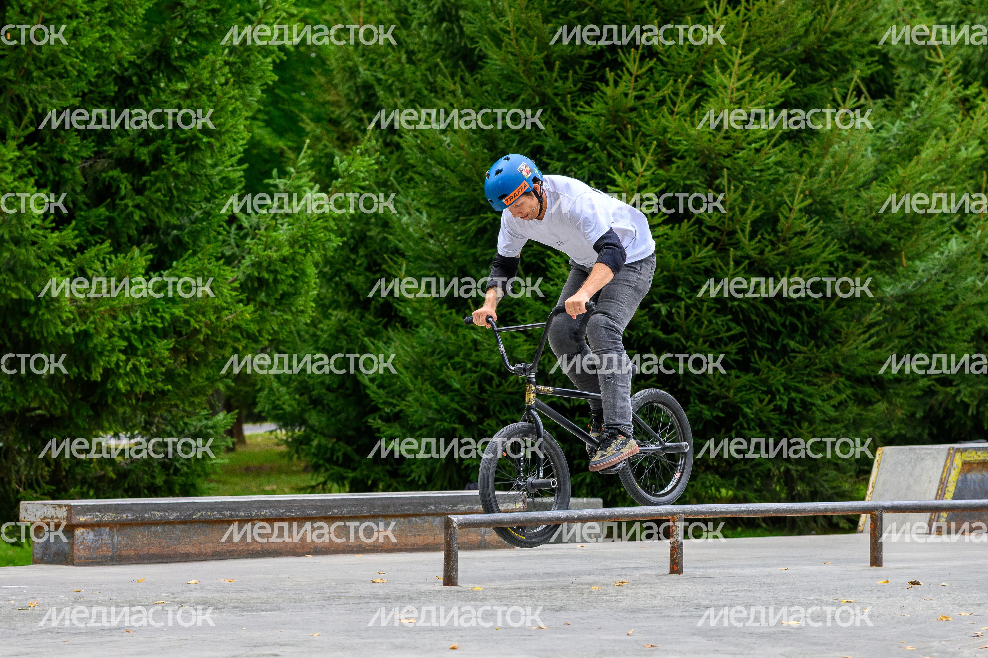 Соревнования в дисциплине велосипедный мотокросс (BMX) на фестивале уличной культуры в парке Мира города Мытищи