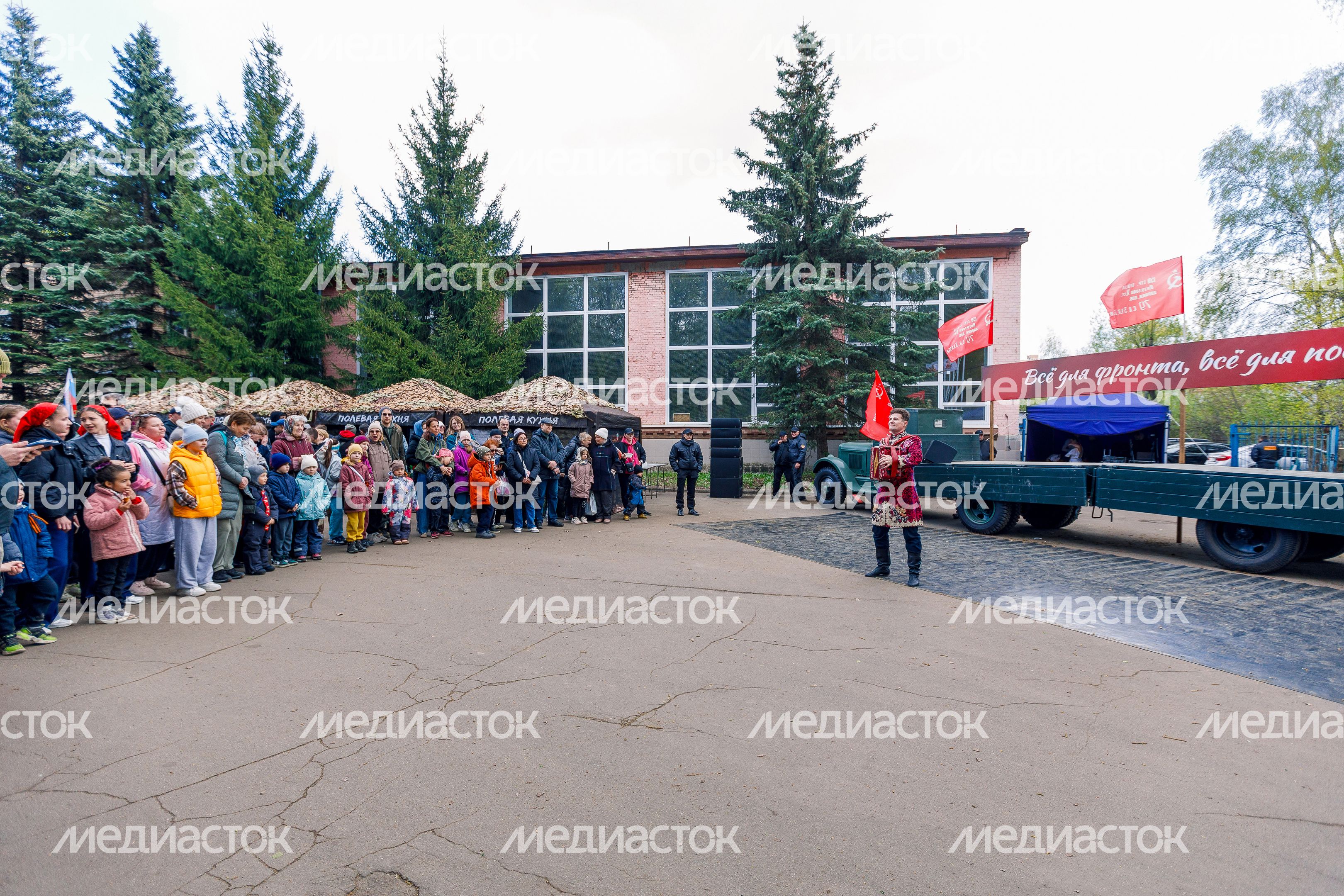 Военно-историческая реконструкция "Успех в единстве поколений" в Химках Военно-историческая реконструкция "Успех в единстве поколений" в Химках