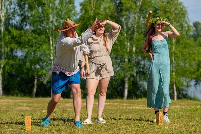 Игра в городки на фестивале «Иван Купала 2025» в Кашире