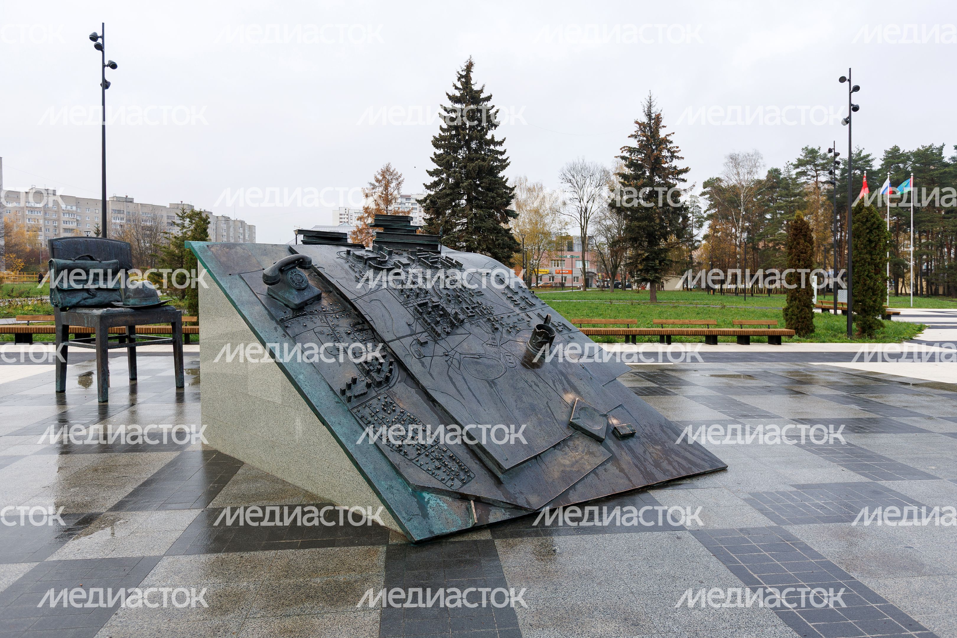 Памятник ученым-основателям Черноголовки — лауреату Нобелевской премии Н.Н. Семенову и его ученику Ф.И. Дубовицкому