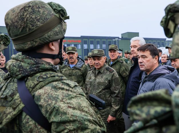 Проверка губернатором Подмосковья условий размещения мобилизованных в парке «Патриот»