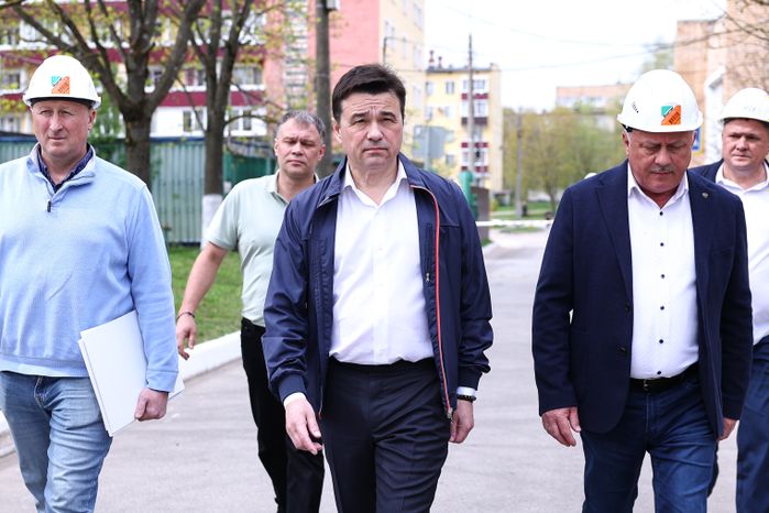 Андрей Воробьев проверил ход ремонта бассейна в поселке Селятино