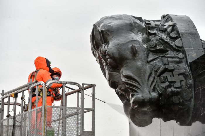 Промывка после зимы Монумента Победы на Поклонной горе в Москве