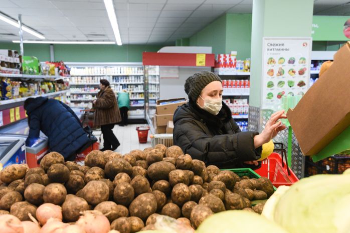 Люди в масках в период эпидемии коронавируса