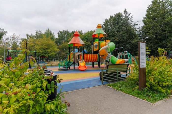 Детская площадка в Центральном парке культуры и отдыха Долгопрудного летом (Городском парке)