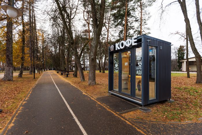Точка по продаже кофе в Глуховском парке Ногинска осенью