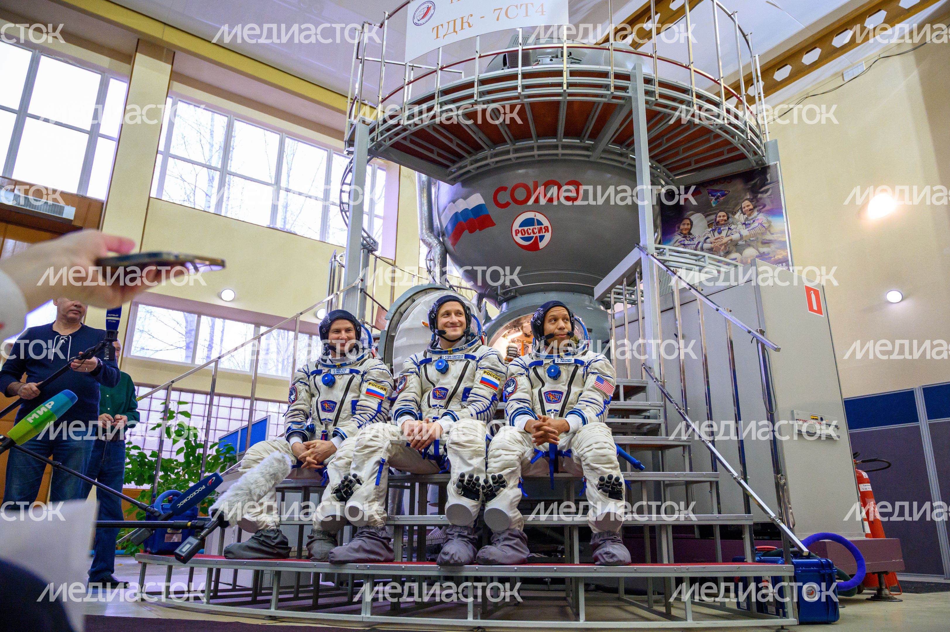 Космонавты основного экипажа МКС-74 Сергей Микаев, Сергей Кудь-Сверчков, Кристофер Уилльямс в Звездном городке