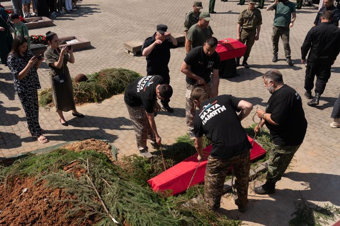 Перезахоронение солдат ВОВ в деревне Ельня