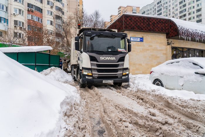 Работа мусоровозов зимой в Красногорске