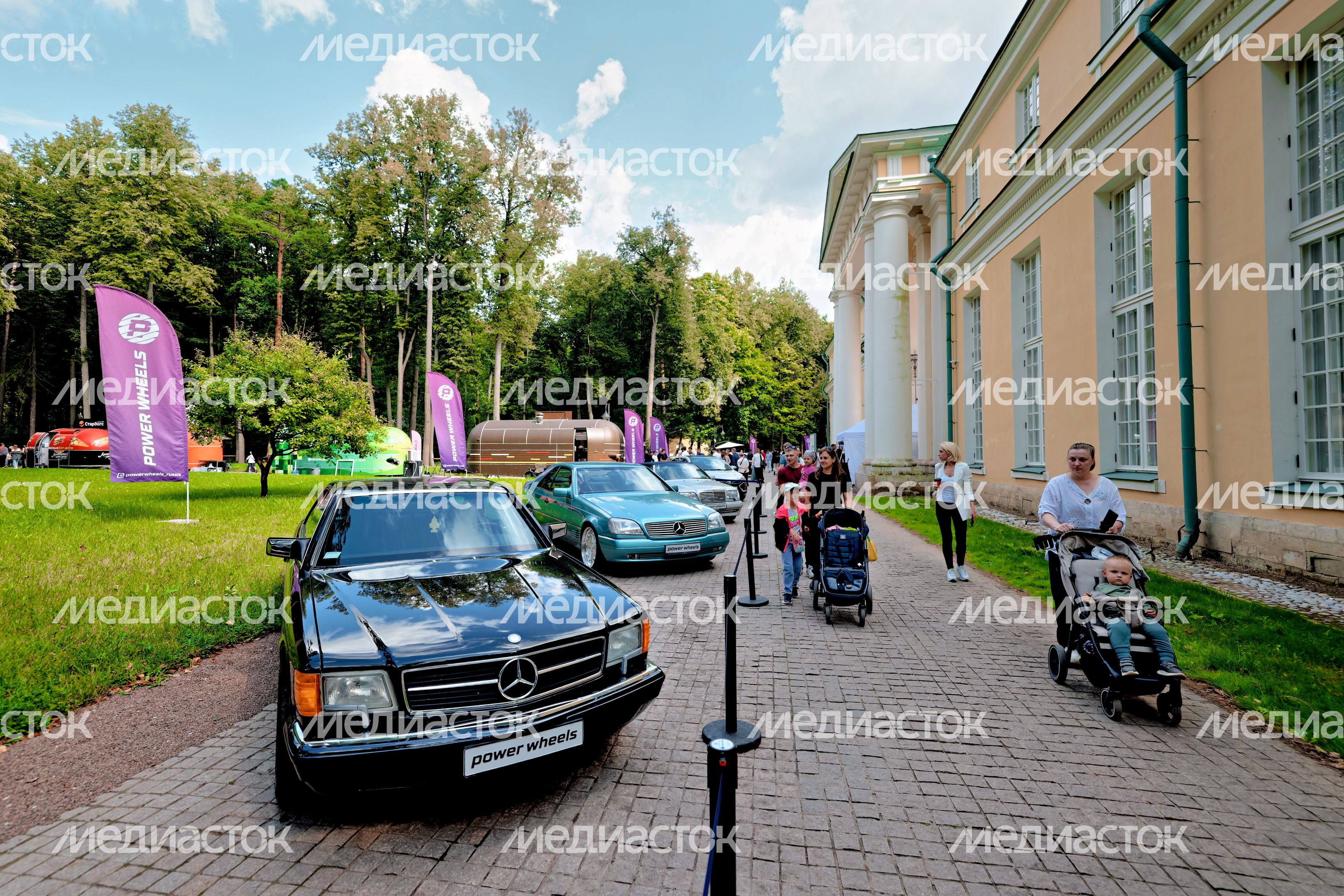 Ретроавтомобили и суперкары на автофестивале «Автовыходные в Архангельском» в округе Красногорск