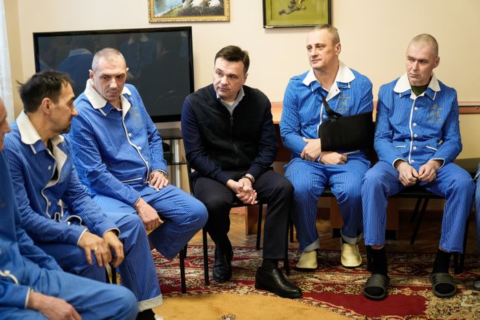Андрей Воробьев навестил бойцов в военном госпитале под Солнечногорском