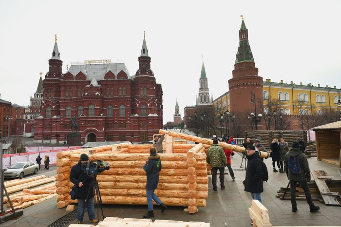 Монтаж инсталляций для фестиваля «Московская Масленица» на Манежной площади