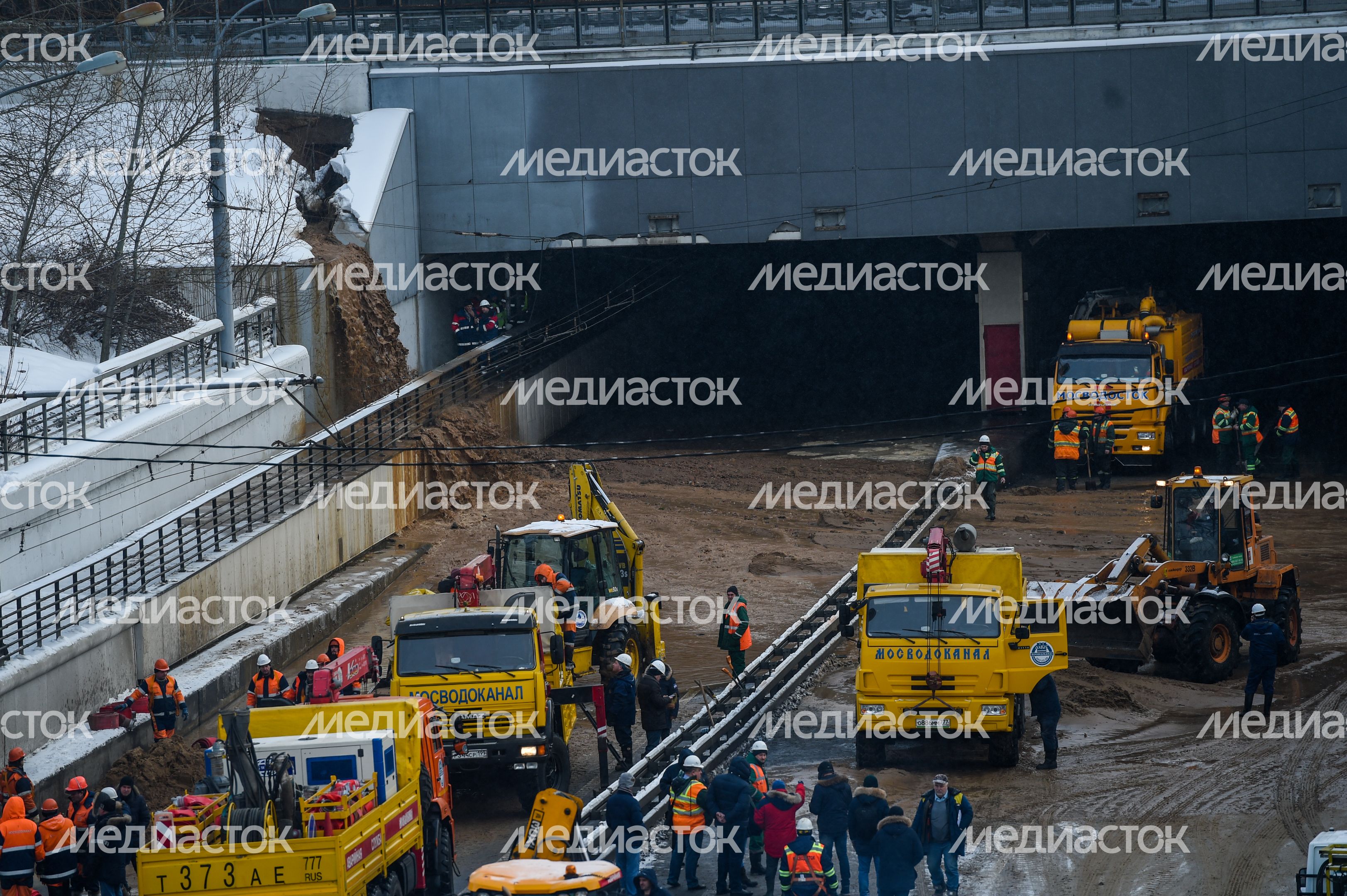 Тушинский тоннель затопило в Москве Тушинский тоннель затопило в Москве