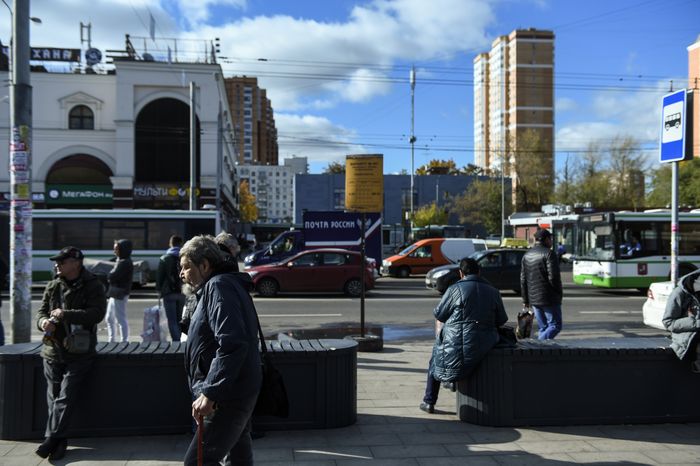 Пенсионеры на улицах Москвы