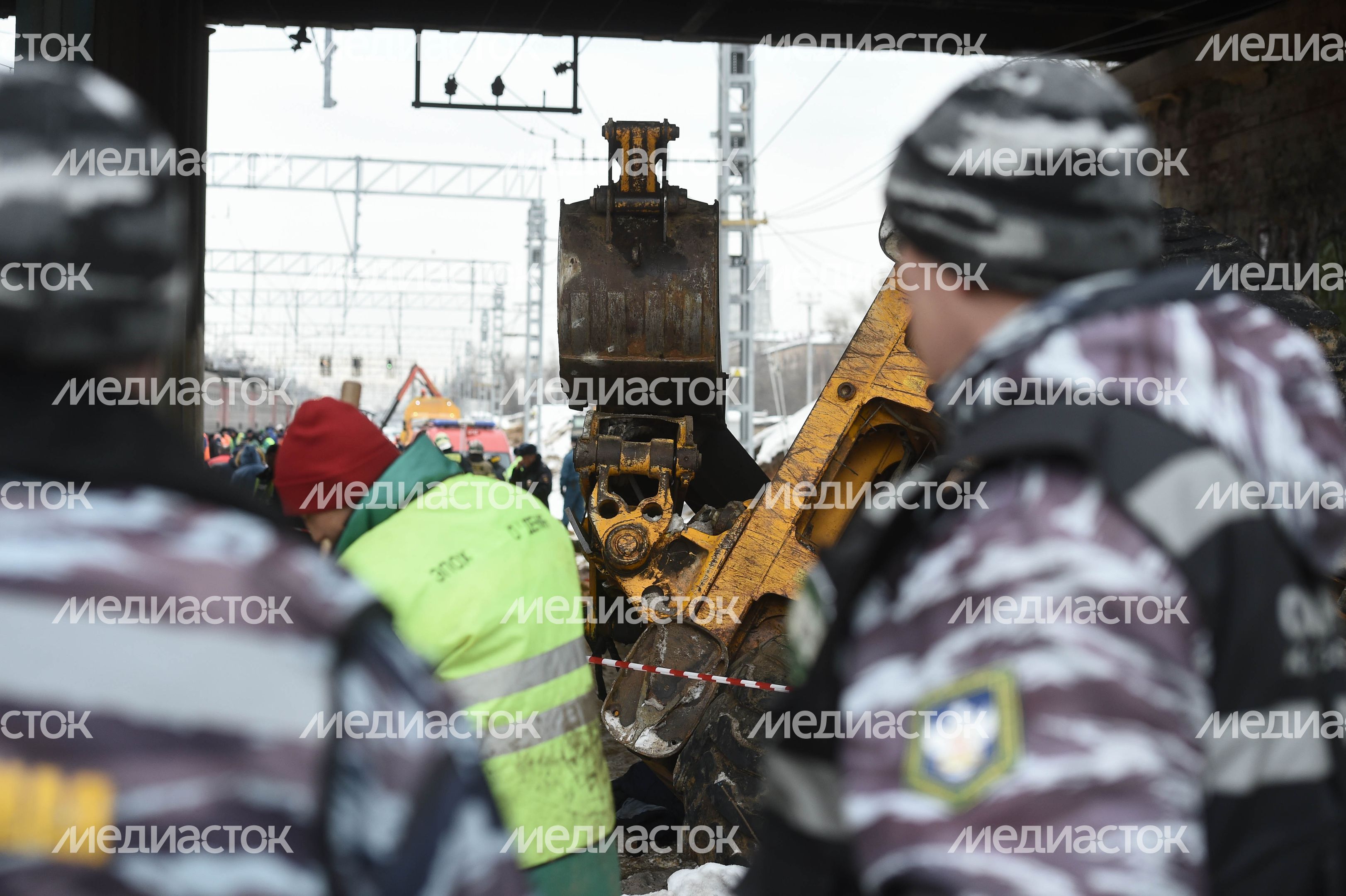 Кадры с места ЧП с трактором и электричкой в Москве, 14.03.2018