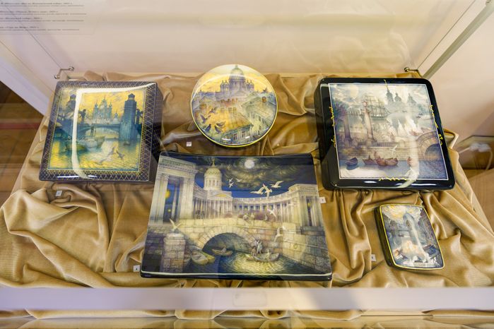 Шкатулка в технике лаковой миниатюры Федоскино с архитектурой Санкт-Петербурга на выставке «Фантазии полет и рук творенье…»