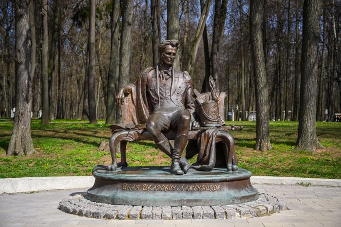 Памятник русскому прозаику Ивану Лажечникову в парке усадьбы Кривякино