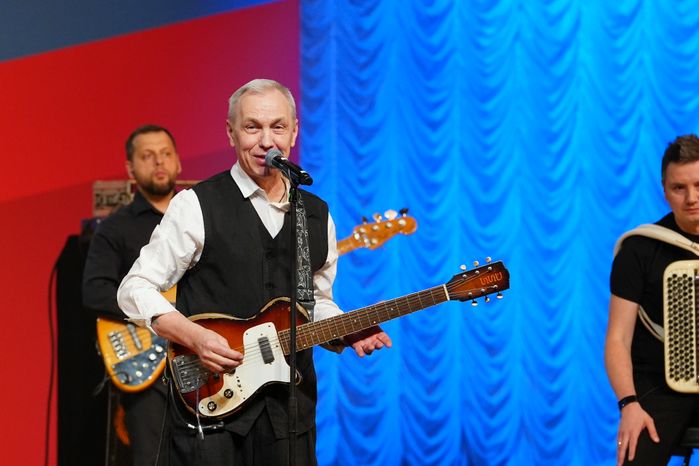 Лидер группы "Ва-БанкЪ" Александр Скляр выступает перед гостями форума