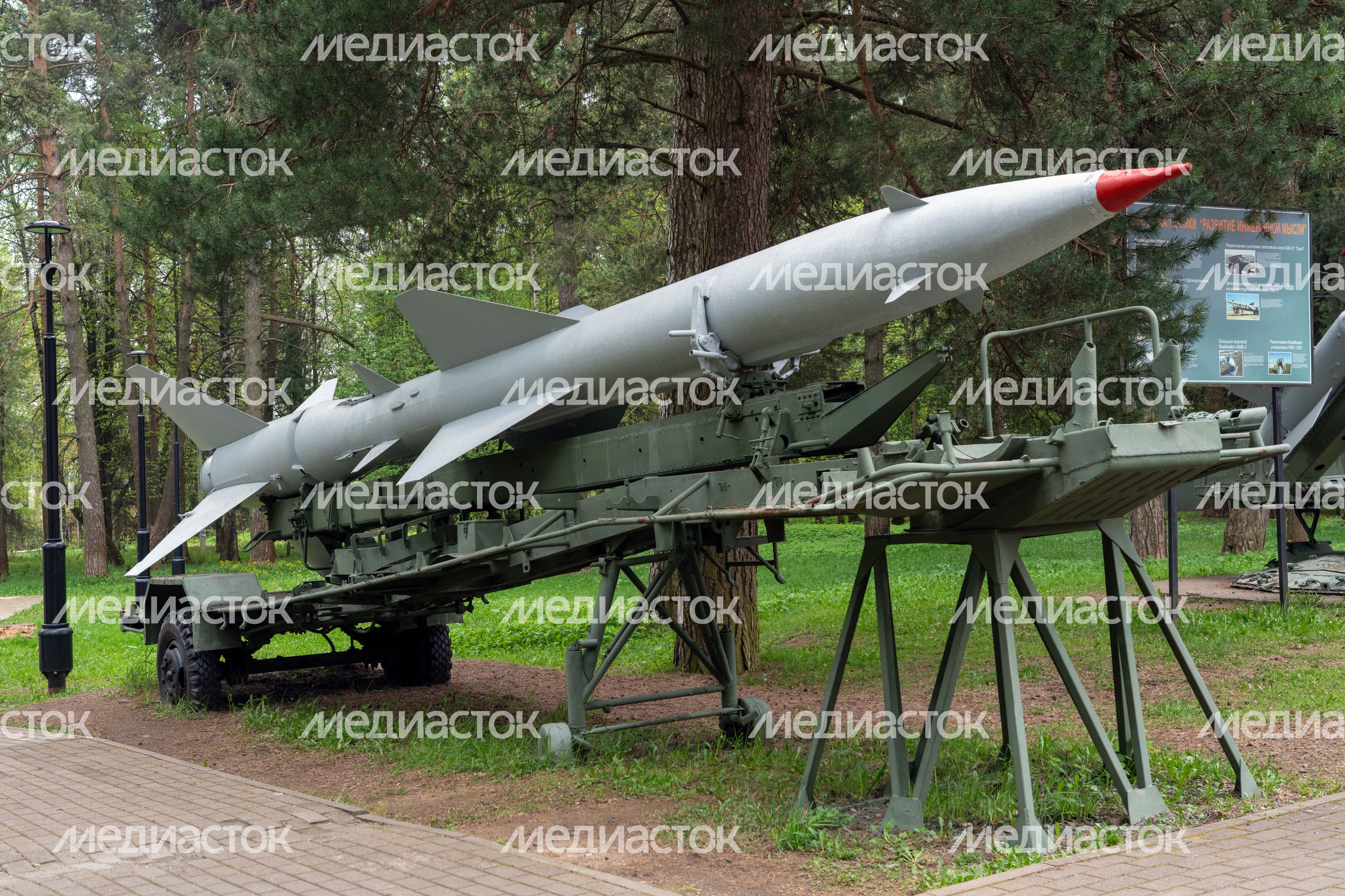 Пусковая установка зенитных ракет комплекса С-75 у Ленино-Снегиревского военно-исторического музея Пусковая установка зенитных ракет комплекса С-75 у Ленино-Снегиревского военно-исторического музея