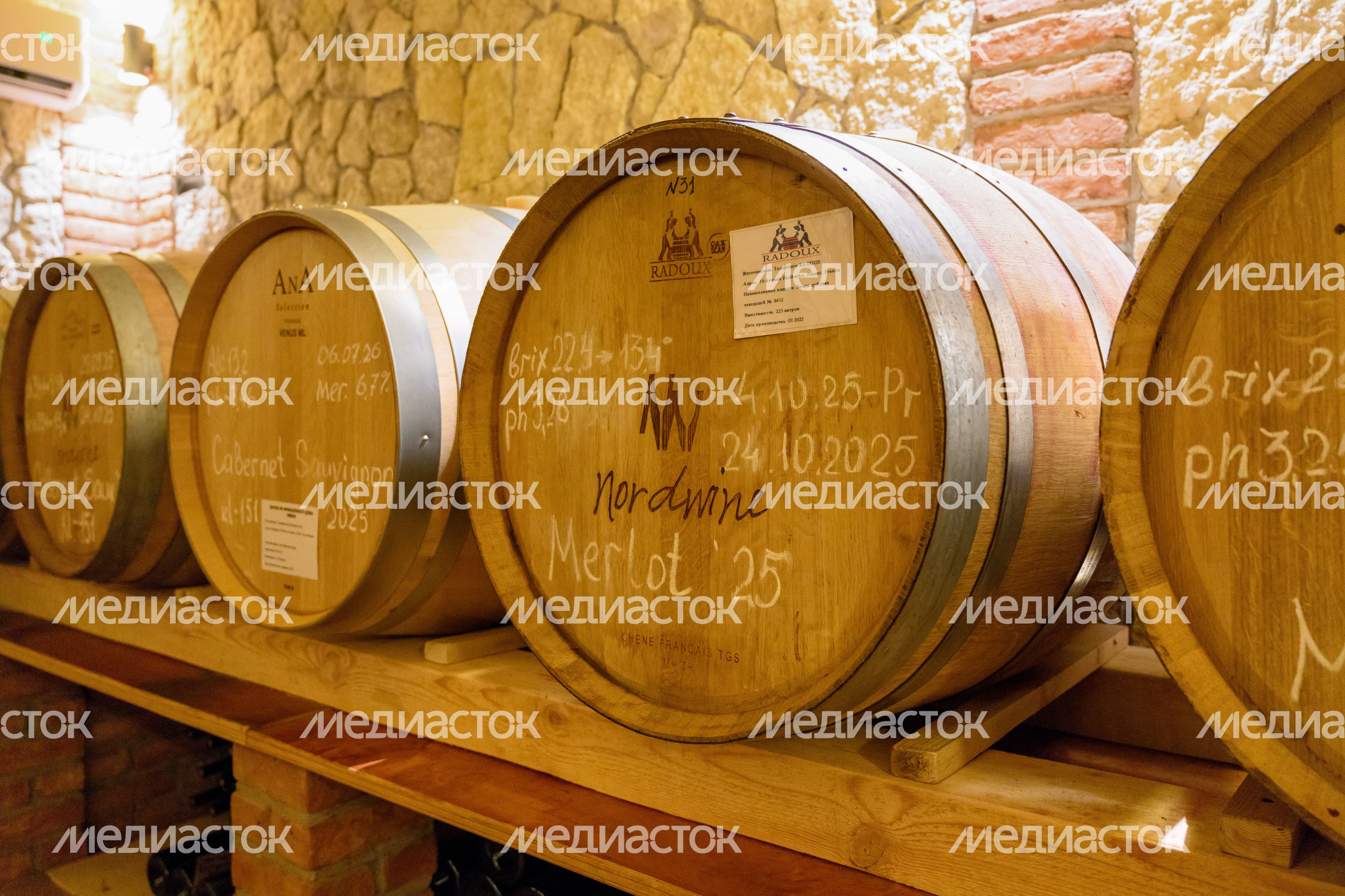 Дубовые бочки для выдержки вина на винодельне Nordwine в деревне Дергаево Раменского круга Дубовые бочки для выдержки вина на винодельне Nordwine в деревне Дергаево Раменского круга