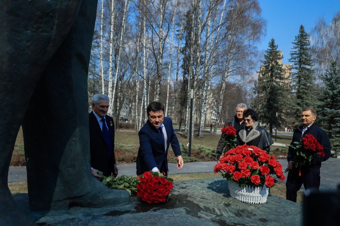 Посещение губернатором космонавта первого отряда