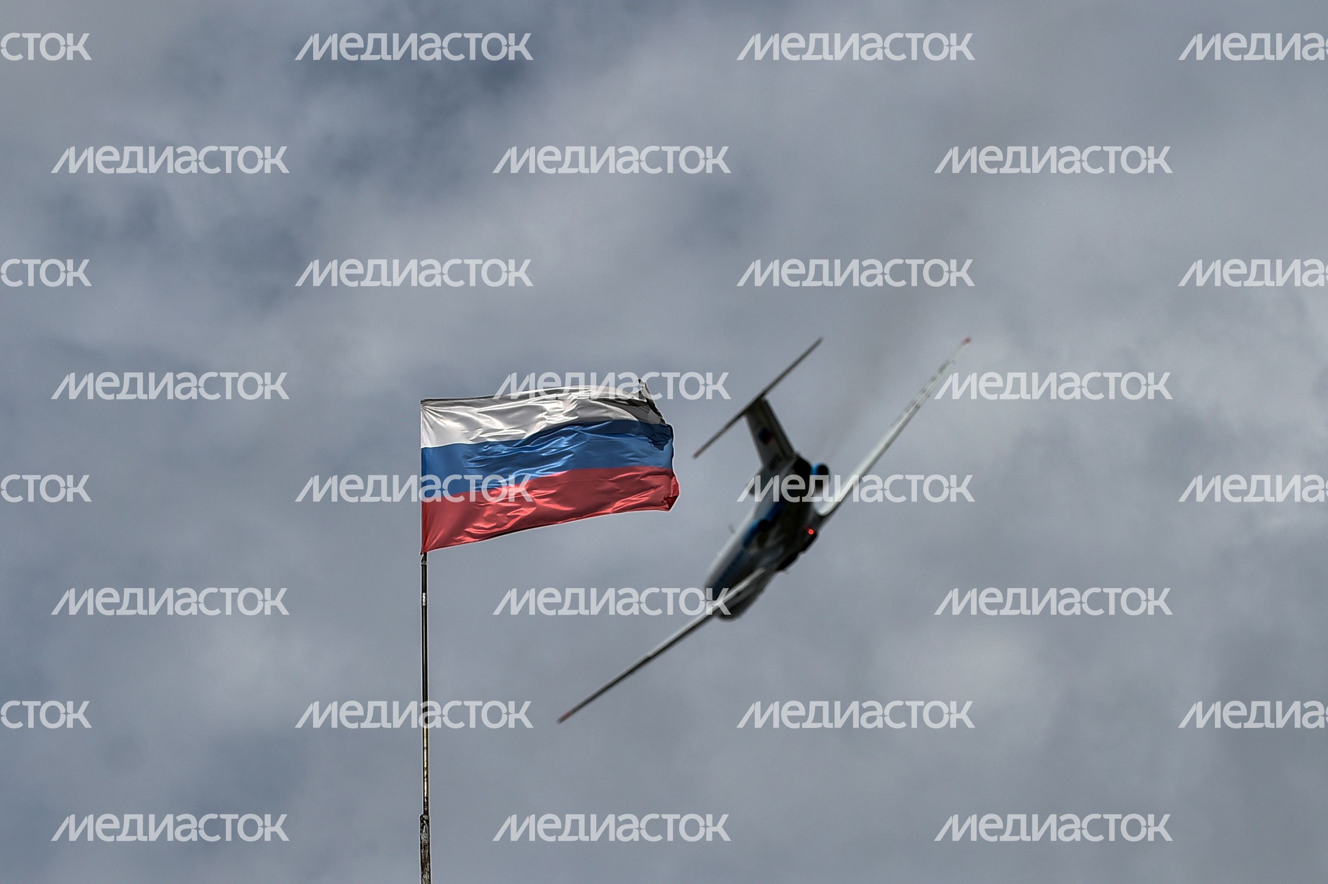 Прощание с погибшими членами экипажа самолета Ил-76 в Жуковском