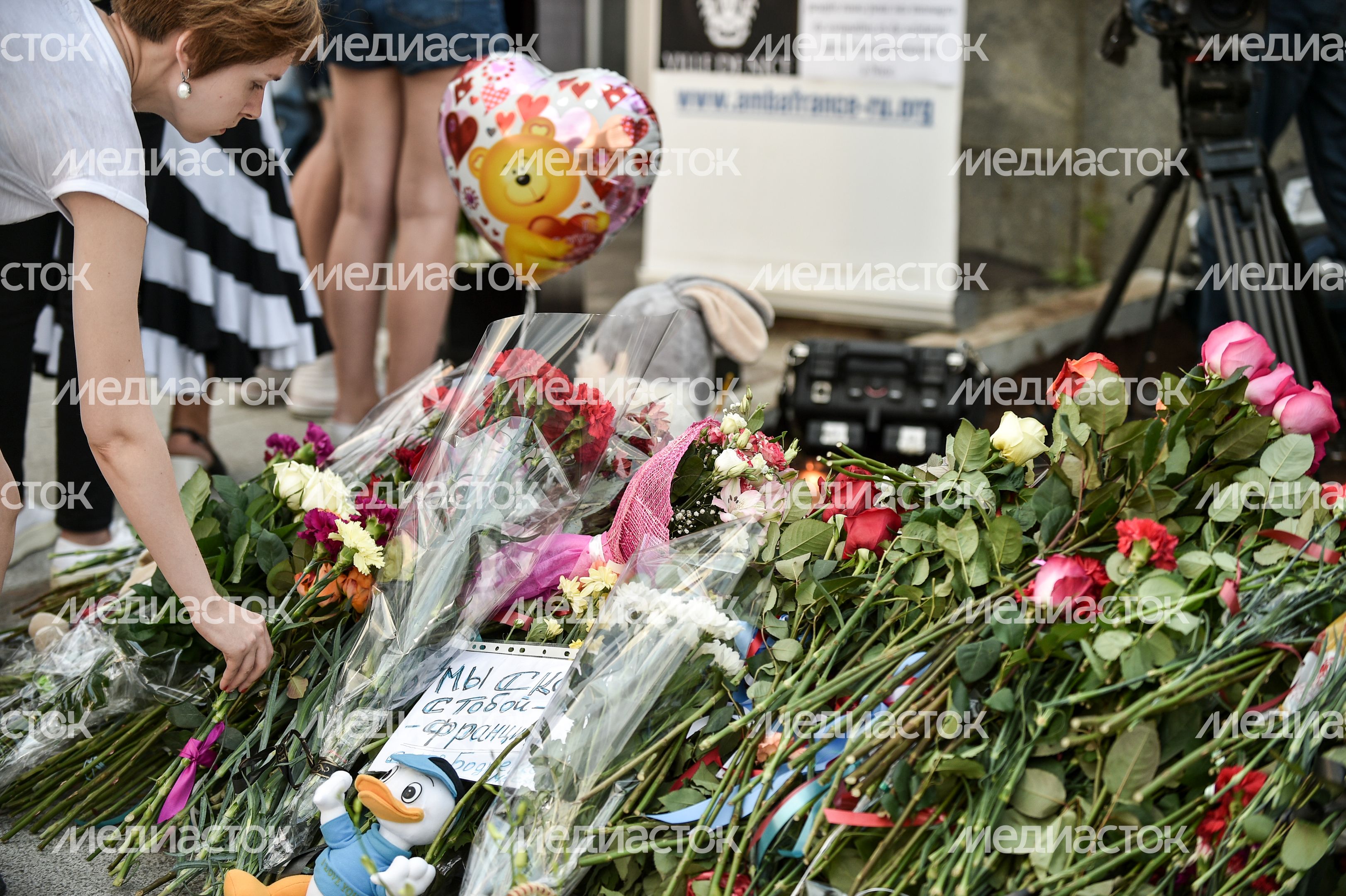 Жители Москвы несут цветы к посольству Франции Жители Москвы несут цветы к посольству Франции
