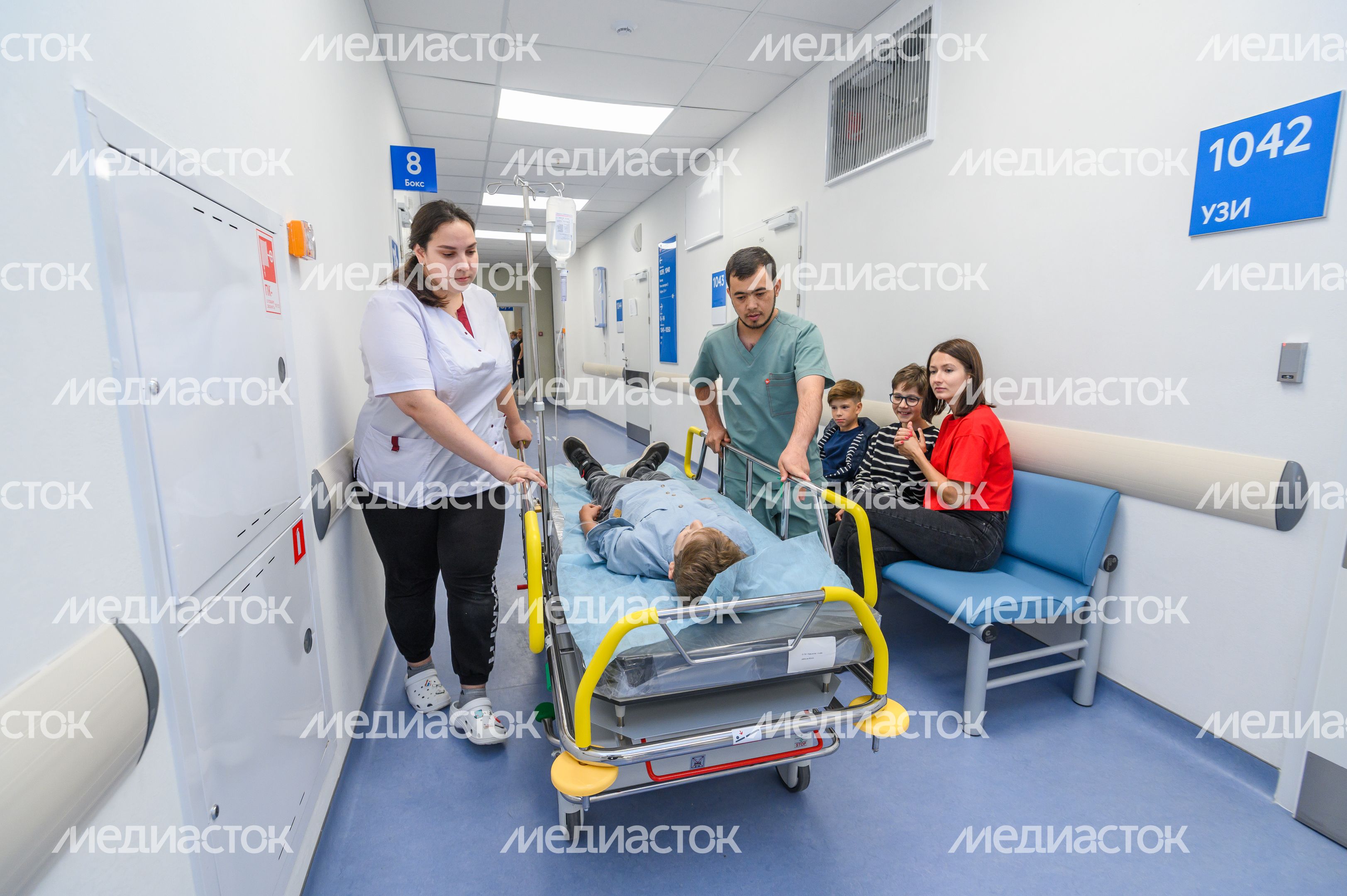 Дети на приеме у врачей в Детском клиническом центре имени Л.М. Рошаля Дети на приеме у врачей в Детском клиническом центре имени Л.М. Рошаля