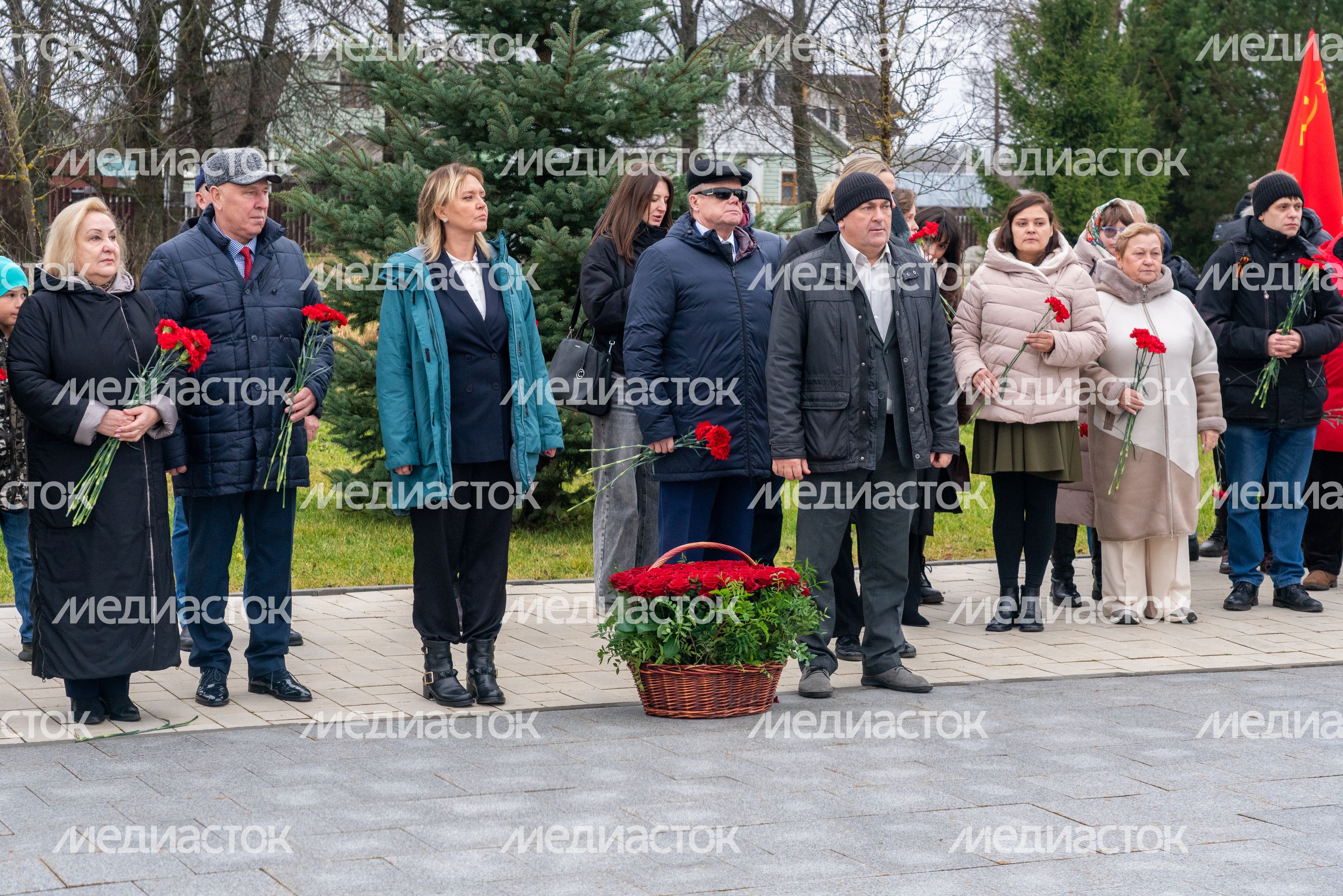 Возложение цветов к месту казни Зои Космодемьянской в музее «Зоя» Рузского округа Возложение цветов к месту казни Зои Космодемьянской в музее «Зоя» Рузского округа