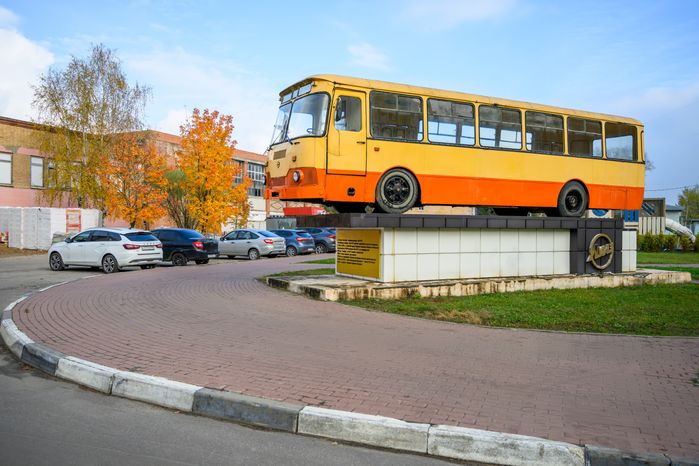 Памятник автобусу ЛиАЗ-677 «Ветеран дорог» в Ликино-Дулево