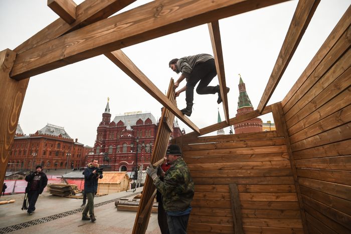 Монтаж инсталляций для фестиваля «Московская Масленица» на Манежной площади