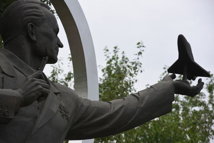 Памятник академику Владимиру Челомею в Реутове