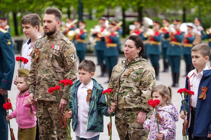 Участники специальной военной операции с детьми возложили цветы к Могиле Неизвестного Солдата