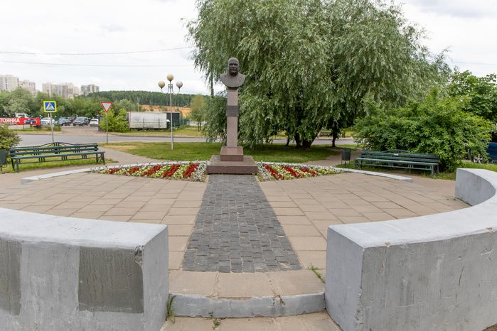 Памятник Н.Н. Лазурину