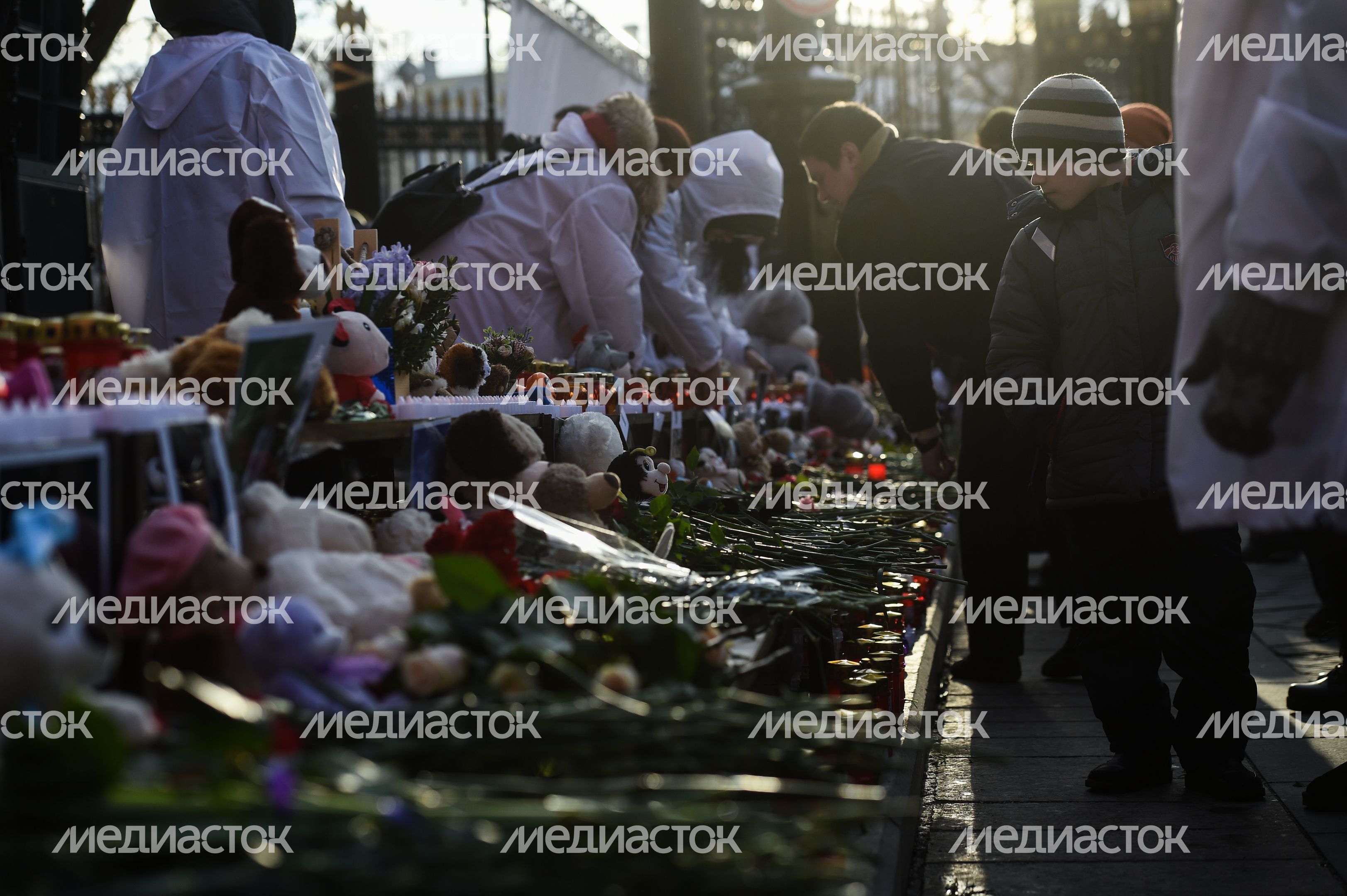 Акция в память о погибших в Кемерове на Манежной площади в Москве