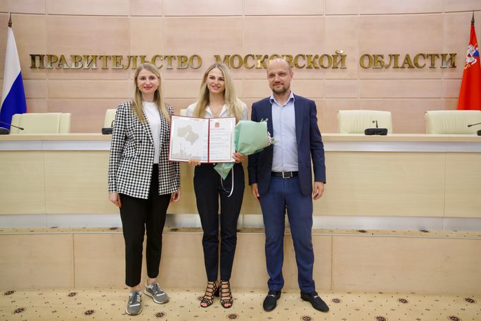Подмосковным тренерам вручили сертификаты на покупку жилья по соципотеке
