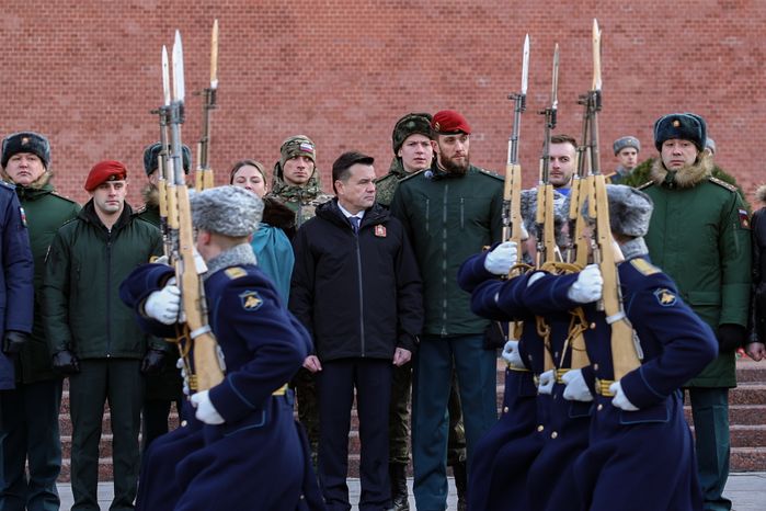Андрей Воробьев возложил цветы к Вечному огню вместе с героями СВО и волонтерами