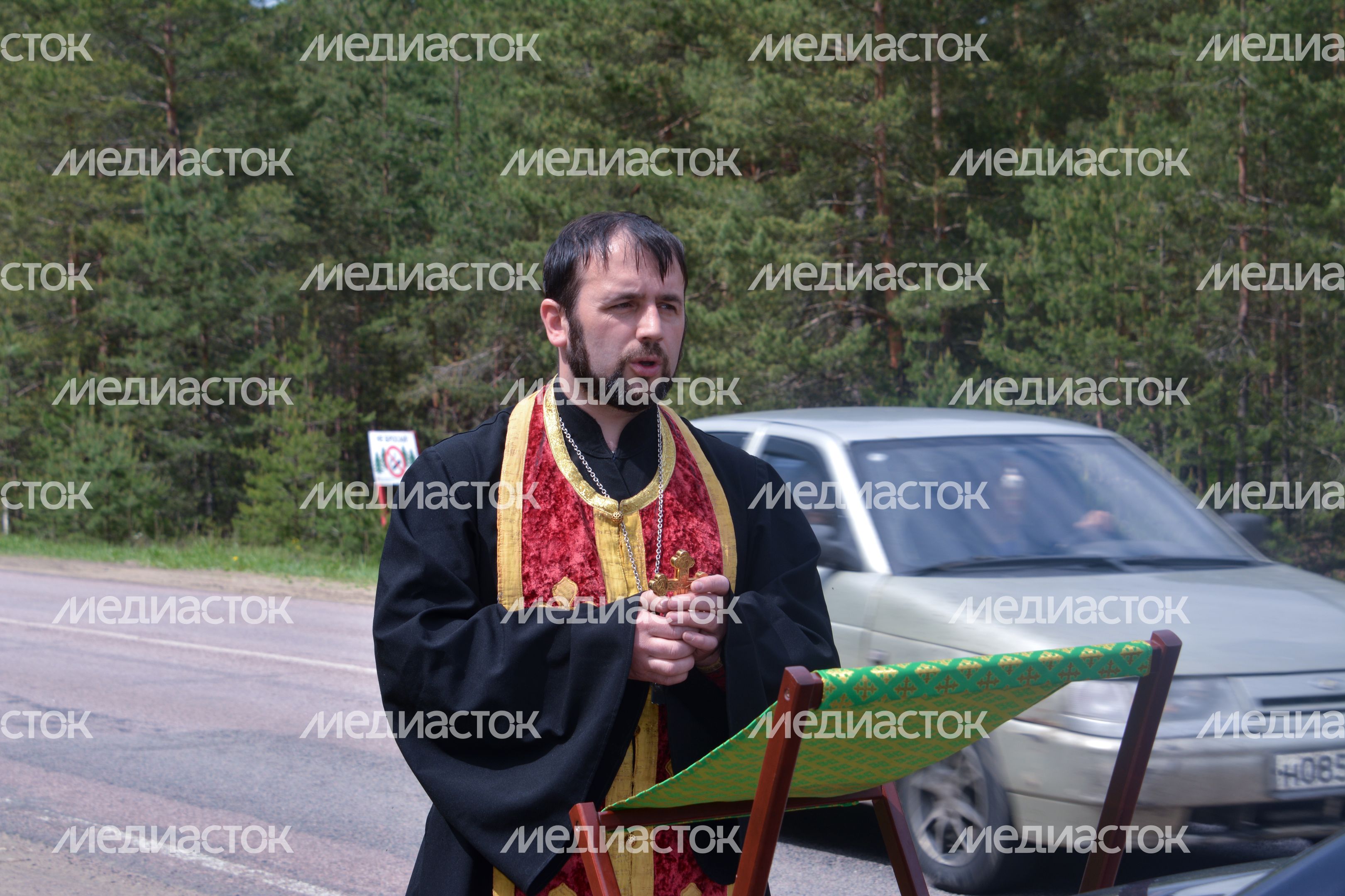 Священник освятил опасную дорогу в Рошале Священник освятил опасную дорогу в Рошале