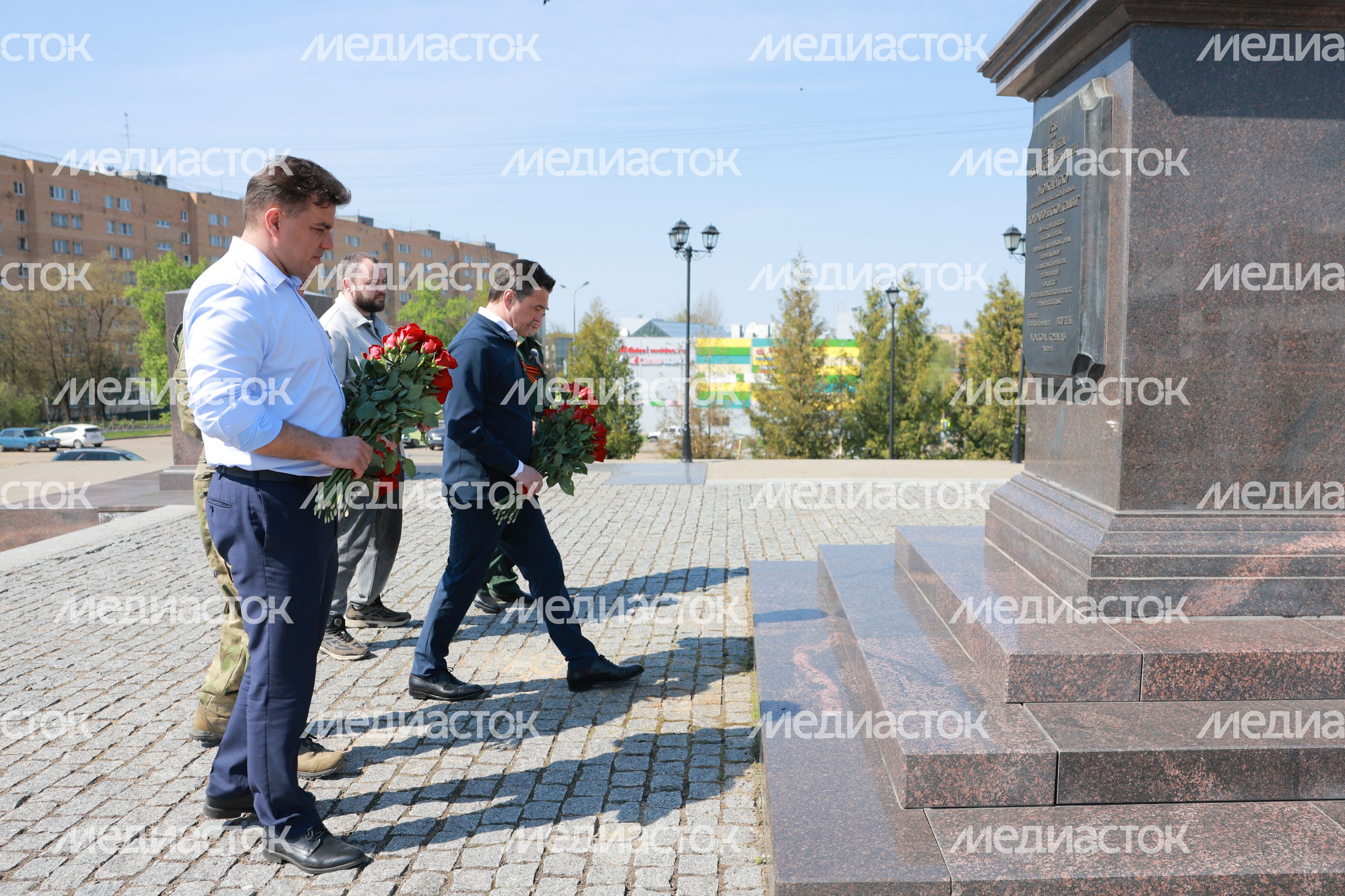 Андрей Воробьев вместе с ветеранами СВО возложил цветы к стеле в Можайске Андрей Воробьев вместе с ветеранами СВО возложил цветы к стеле в Можайске
