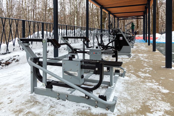 Спортивная площадка с зоной тренажеров в Томилинском лесопарке зимой в городе Дзержинский округа Люберцы