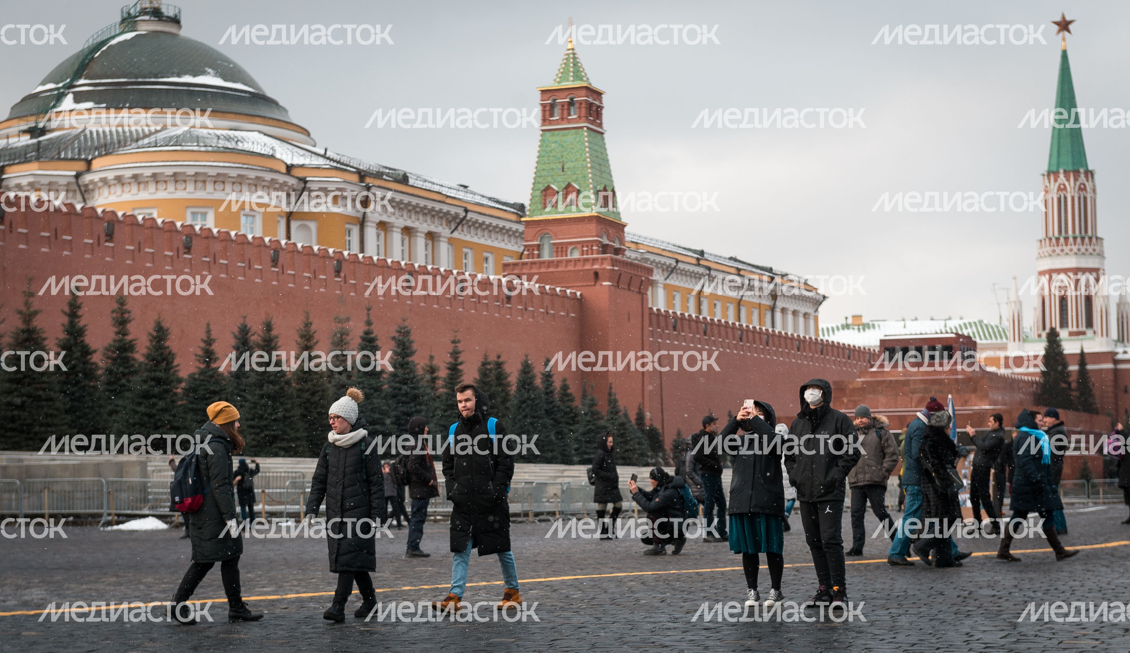 Люди в масках в период эпидемии коронавируса