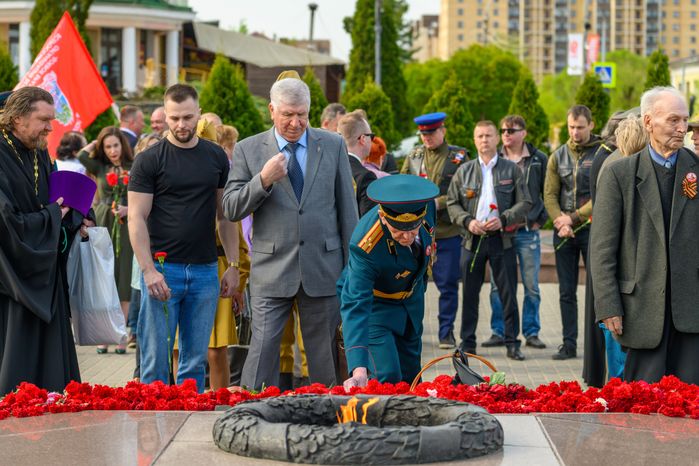 Возложение ветеранами цветов к вечному огню в Дмитровском округе в преддверие Дня Победы