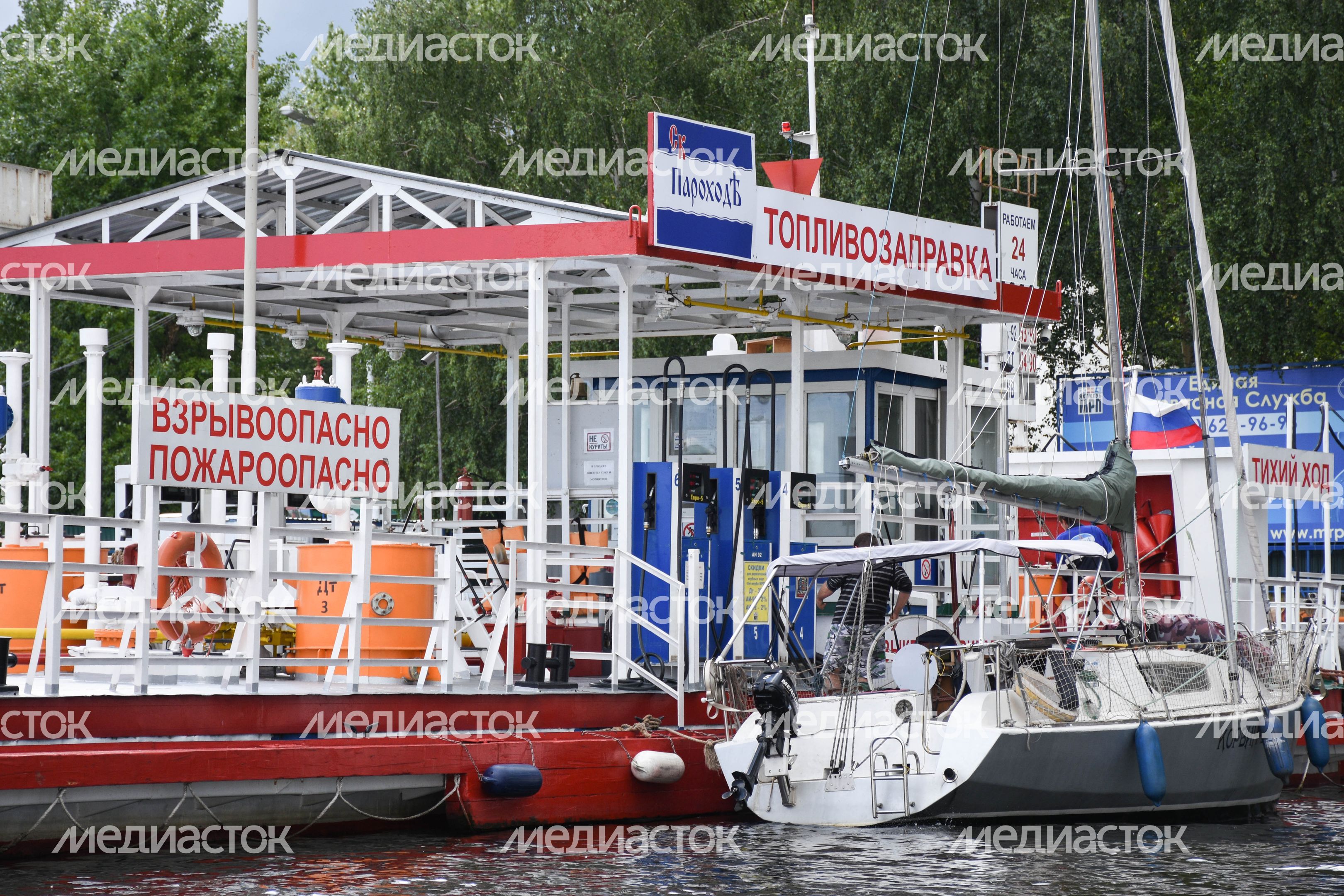 Московский международный яхтенный порт в Долгопрудном Московский международный яхтенный порт в Долгопрудном