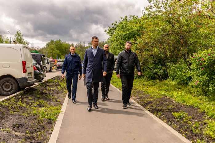 Всеволод Волосевич оценил выполнение работ по благоустройству дворовых территорий и «народных троп»