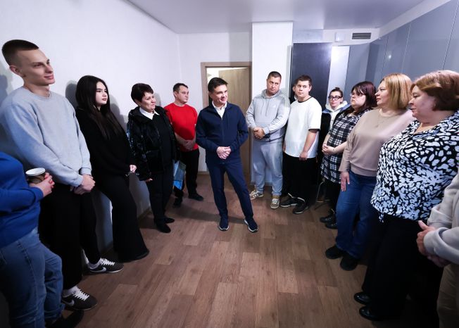 Андрей Воробьев навестил волоколамских новоселов, переехавших из аварийного жилья