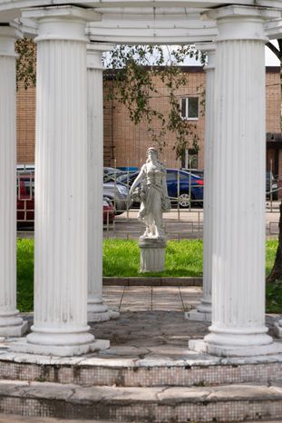 Сквер «Вернисаж» в Лотошино