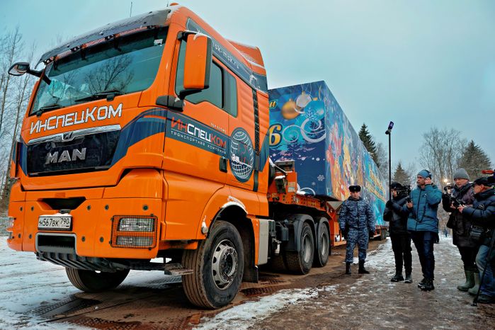 Автопоезд Деда Мороза везет в Москву главную елку страны